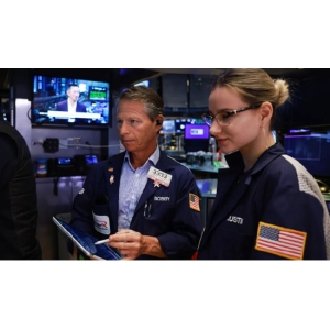 (纳指直播间App)全球科技股风向标，纳指期货早盘飘红，市场静候美股开盘